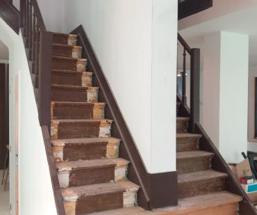 Escalier à Schaerbeek avant son habillage en tapis rouge